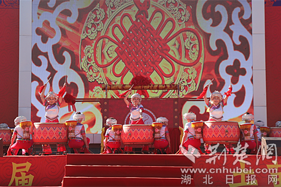 “土家背鼓”是從建始民間鼓舞中吸收和創(chuàng)新編纂而來。記者劉靜怡 攝.jpg