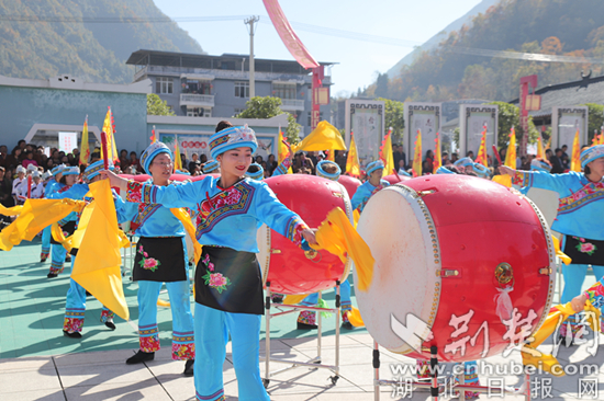 建始縣茅田鄉(xiāng)村民歡樂地跳著土苗鼓舞。記者劉靜怡 攝.jpg