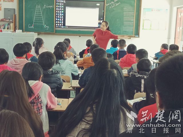 鶴峰實(shí)驗(yàn)小學(xué)英語(yǔ)骨干教師田遠(yuǎn)玲上四年級(jí)英語(yǔ)示范課.jpg