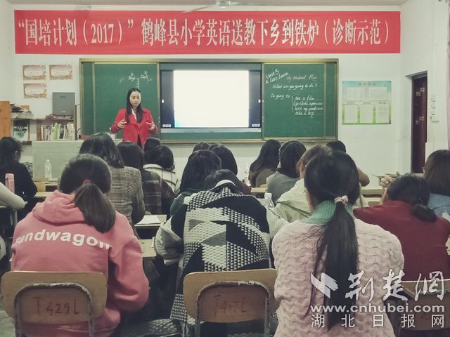 晚上，劉柯羽給參訓(xùn)教師英語(yǔ)講座.jpg