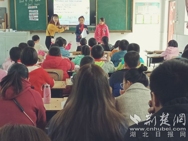 鐵爐白族鄉(xiāng)中心小學(xué)英語(yǔ)教師梁鳳上四年級(jí)英語(yǔ)展示課.jpg