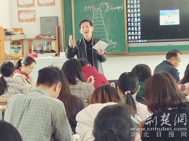 鶴峰研訓(xùn)中心副主任高德義給參訓(xùn)教師英語(yǔ)專題講座.jpg