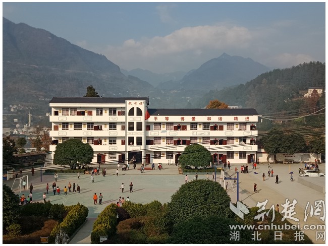 深山白族鄉(xiāng)小學(xué)校園一角.jpg