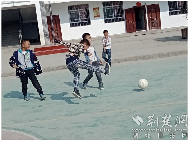 孩子們在老師的帶領(lǐng)下學(xué)習(xí)踢足球.jpg