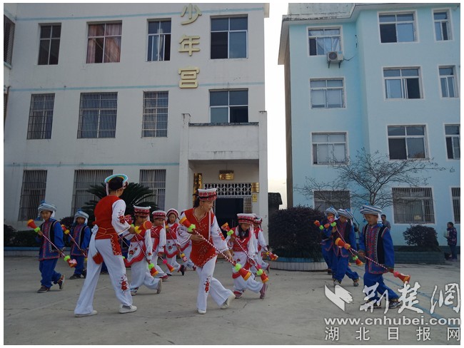 校外輔導(dǎo)教師白族藝人教學(xué)生跳白族舞1.jpg