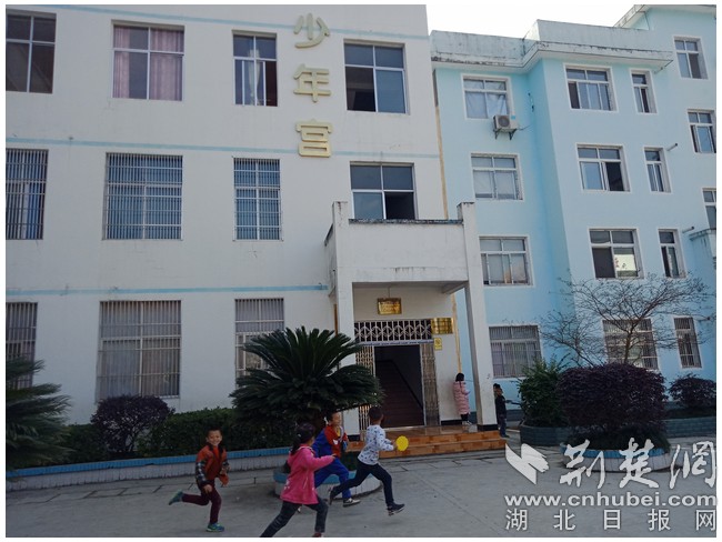 孩子們在少年宮學(xué)習(xí)生活很快樂.jpg
