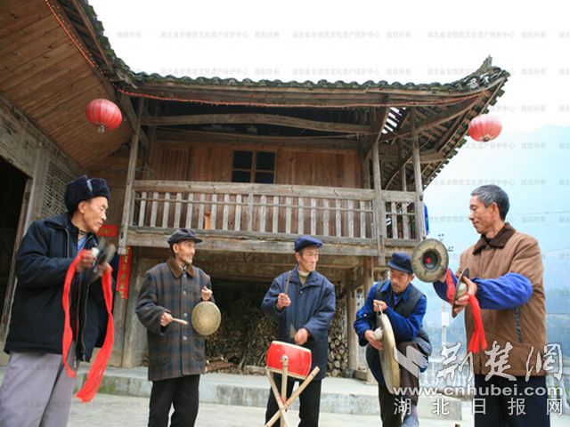 鐵爐白族鄉(xiāng)“圍鼓”.jpg