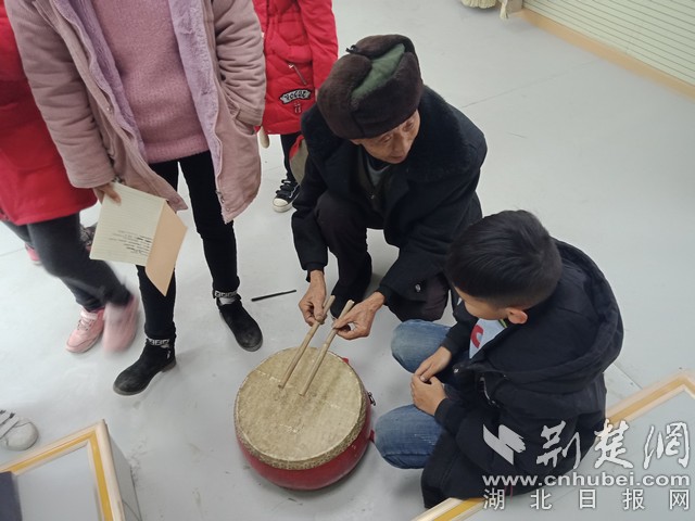 徐爺爺教孩子們學(xué)打鼓.jpg