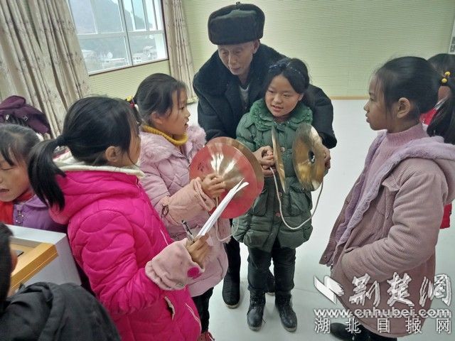 徐爺爺教孩子們學(xué)擊鈸.jpg