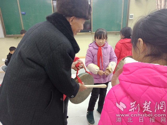徐爺爺教孩子們學(xué)敲鑼.jpg