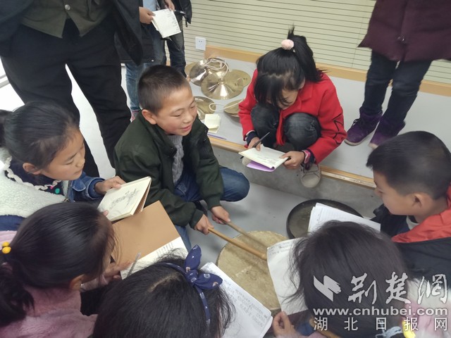 “我來(lái)打幾下試試！大家聽(tīng)一聽(tīng)，看和徐爺爺寫給咱們的樂(lè)譜合不合”.jpg