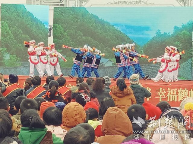 小學(xué)生表演白族杖鼓舞.jpg