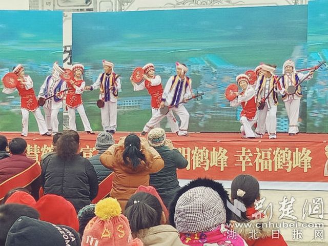 鐵爐村文藝隊(duì)表演節(jié)目.jpg